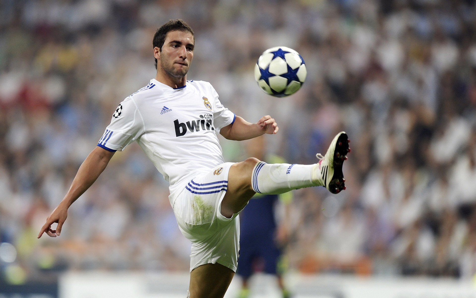 马竞铁血防线锁胜局，孙兴慜无解破阵，西蒙尼赛后深情拥抱致敬，铁血防线难挡孙兴慜无解破阵 西蒙尼深情拥抱致敬